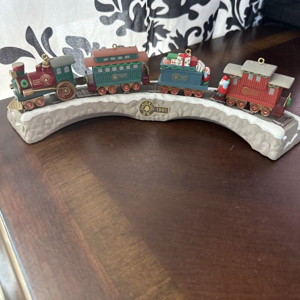 Hallmark Keepsake Claus & Co RR Train Cars & Trestle Display Stand Set 1991
